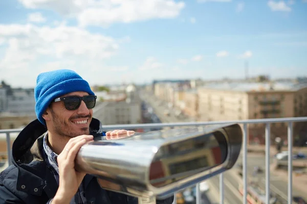 Портрет Молодого Сольного Туриста Який Посміхається Насолоджуючись Панорамним Видом Місто — стокове фото