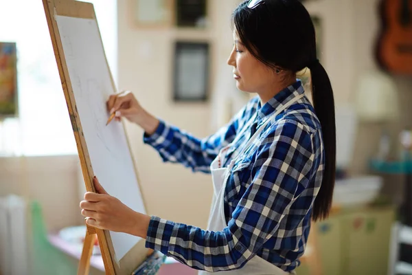 若い女の子の芸術のスタジオの鉛筆で紙に描画 — ストック写真