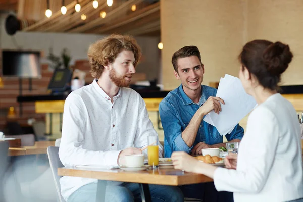 Unga Företagare Lyssnar Kollega Medan Diskuterar Idéer Uppstartsmöte Lunch — Stockfoto