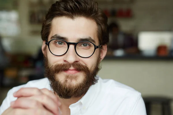 Ung Framgångsrik Företagare Glasögon Tittar Kameran — Stockfoto