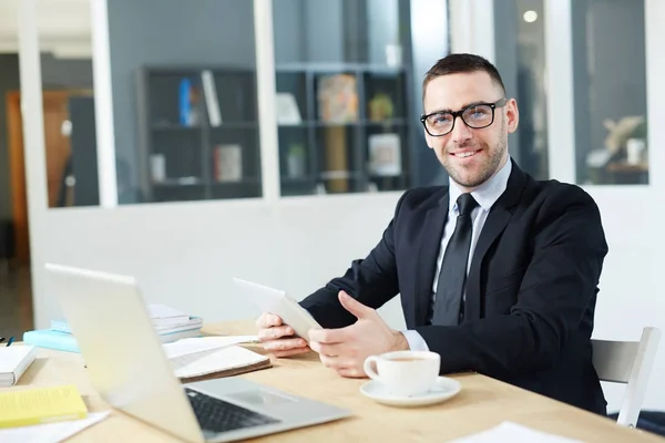 Heureux Jeune Économiste Avec Gadget Assis Près Son Lieu Travail — Photo