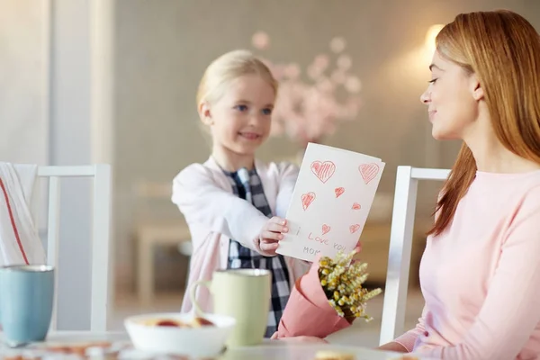 Söt Unge Ger Handgjorda Gratulationskort Till Hennes Mamma — Stockfoto