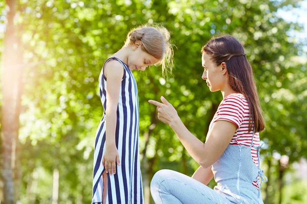 Strict Mother Talking Her Naughty Daughter Park — Stock Photo, Image