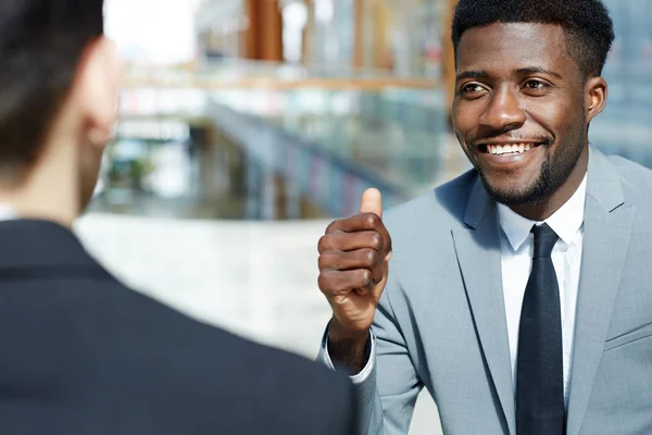 Portret Van Jonge Succesvolle Afro Amerikaanse Zakenman Glimlachend Het Tonen — Stockfoto