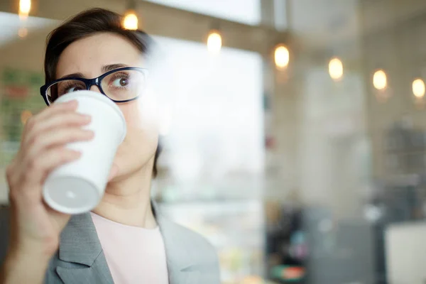 Vrouwelijke Ondernemer Drinken Koffie Cafetaria — Stockfoto