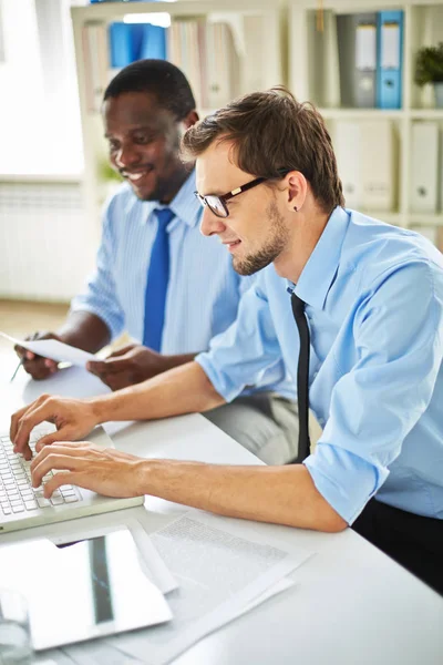 Dos Hombres Negocios Aspecto Elegante Con Amplias Sonrisas Sentados Oficina — Foto de Stock