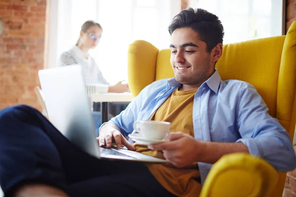 Расслабленный Мужчина Удобном Кресле Смотрит Онлайн Видео Ноутбуке — стоковое фото