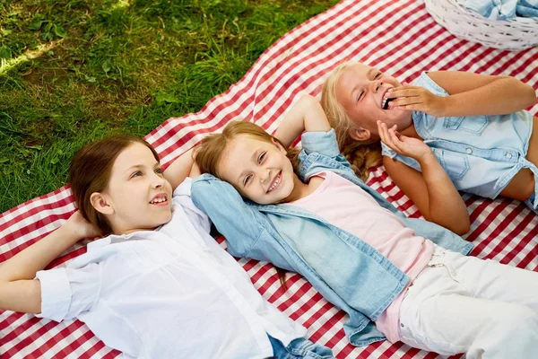 Vrolijke Onbezorgde Meisjes Liggen Tafellaken Zomer Park — Stockfoto