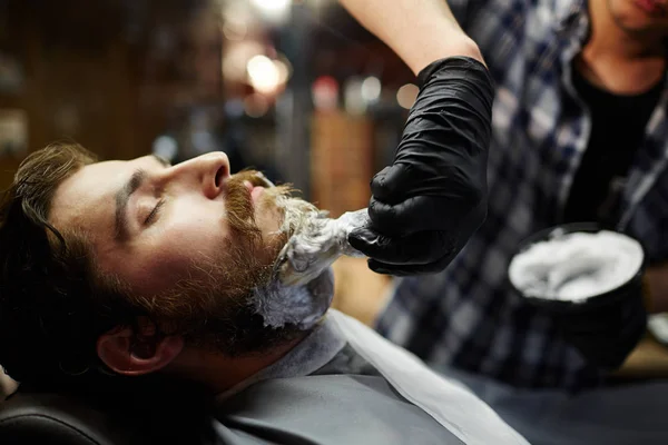 Rytuał Golenie Salon Fryzjerski Fryzjer Stosowanie Pianki Przed Zabiegiem — Zdjęcie stockowe