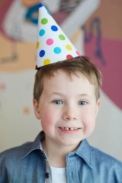 Lustiger Junge Mit Geburtstagskappe Genießt Party — Stockfoto