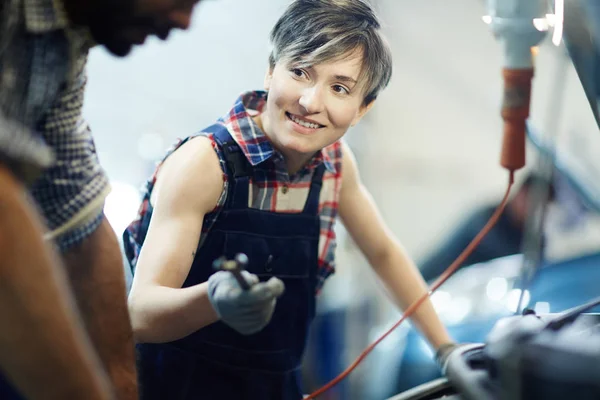 Consulenza Dei Giovani Tirocinanti Con Mentore Durante Lavoro — Foto Stock