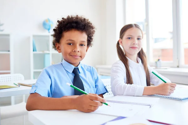 Entzückende Klassenkameraden Mit Bleistiften Die Unterricht Schreibtisch Zeichnen — Stockfoto