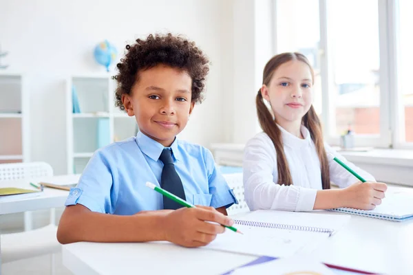 Compagni Classe Adorabili Con Matite Che Disegnano Sulla Scrivania Lezione — Foto Stock