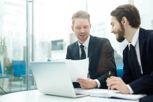 Briefing Van Twee Jonge Financiële Managers — Stockfoto