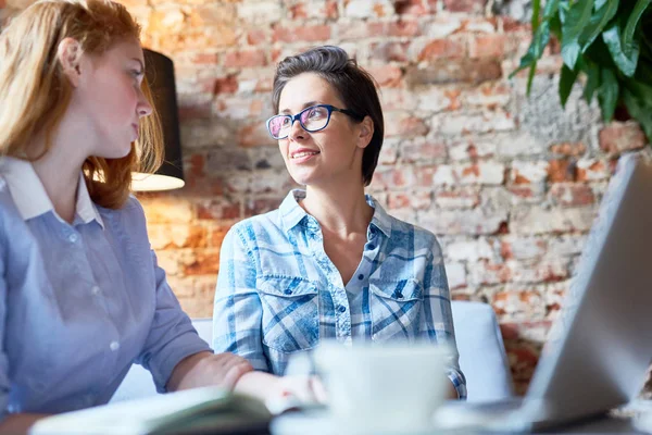 Duas Mulheres Confiantes Que Fazem Brainstorming Expressam Ideias Reunião Start — Fotografia de Stock