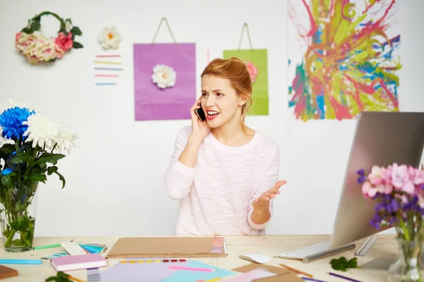 Annoyed Female Owner Design Studio Talking Her Business Partner Smartphone — Stock Photo, Image