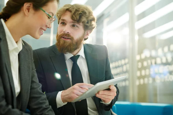 Ritratto Due Colleghi Che Discutono Progetto Lavoro Ufficio Con Tablet — Foto Stock