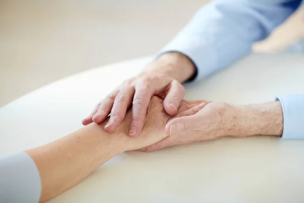 Handen Van Gepensioneerde Man Vrouw — Stockfoto