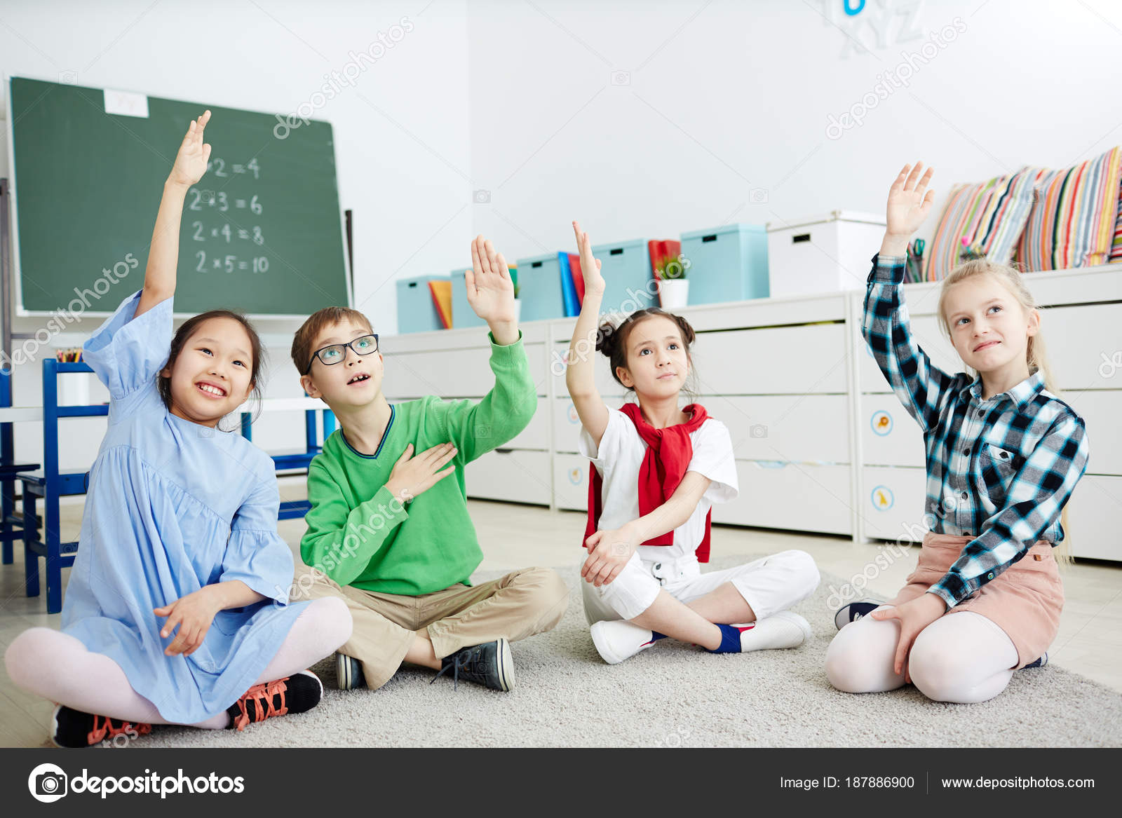 Grupo Alunos Ensino Fundamental Levantando Mãos Para Responder Pergunta  Professor — Foto © pressmaster #187886900, image size:1600x1167