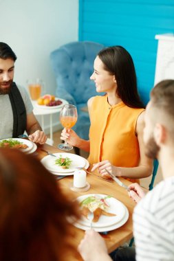 Arkadaşlarından birini söz veya ona akşam yemeği sırasında dinlerken arıyorum suyu olan kadın