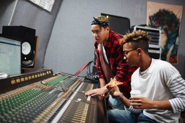 Kendine güvenen genç operatör onun meslektaş mümkün sürümlerini sesler kayıt gösterilen