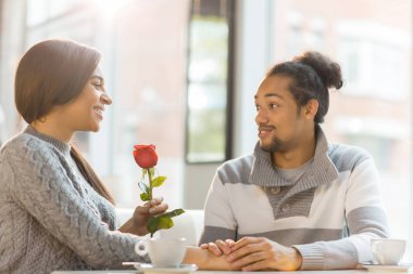 Kırmızı gül aşk onu boyfreind Cafe için konuşma ile mutlu kız