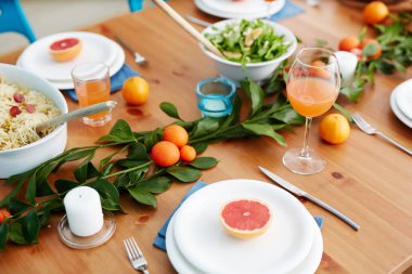 Mandalina, greyfurt ve misafirler için hazırlanan pişmiş gıda ile tablo servis