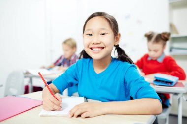 Dişlek gülümseme dersi ile bireysel koltuk otururken kameraya bakarak ile güzel kız öğrenci