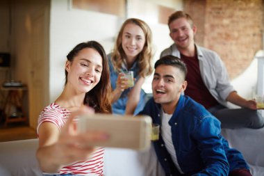 Genç kadın ile selfie arkadaşlarıyla evde yapma smartphone