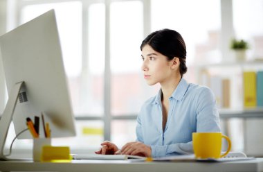 Ağ üzerinde konsantre veya içinde bilgisayar Web yayını izlerken ciddi iş kadını