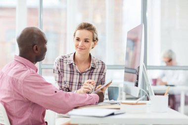 İki kültürlerarası yaratıcı tasarımcılar Web siteleri online veri okunurken yapımında yeni eğilimleri öğrenme