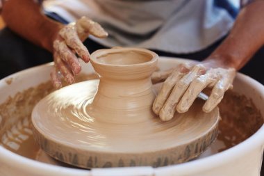 Şamot makine sırasında dönen sürahi dokunmak el iş