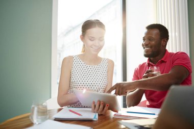 Okuma ve online bilgi için faaliyet raporu hazırlanırken tartışırken tablet ile iki kültürler arası bankacılar