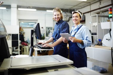 Genç grafik matbaayı kameraya bakarak iş sırasında personelin
