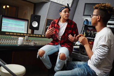 Sıcak tartışmalar yeni sipariş veya istemci hakkında sahip çağdaş ses operatörleri