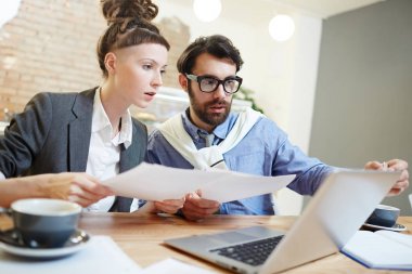 Meraklı bazı online bilgi meslektaşı gösterilen süre içinde laptop online veri işaret kağıt ile işadamı