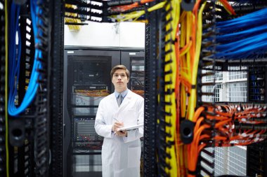 Check-up araştırma grubundaki yeni donanım yerine getiren whitecoat ciddi programcısı