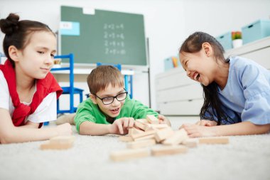 Liseli kızlar ile eğlence oyun oynarken ahşap tuğla kuleden kırdı
