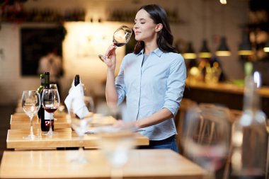 Modern sommelier kırmızı şarap kadehinin kokusu iş yerinde tahmin ediliyor.