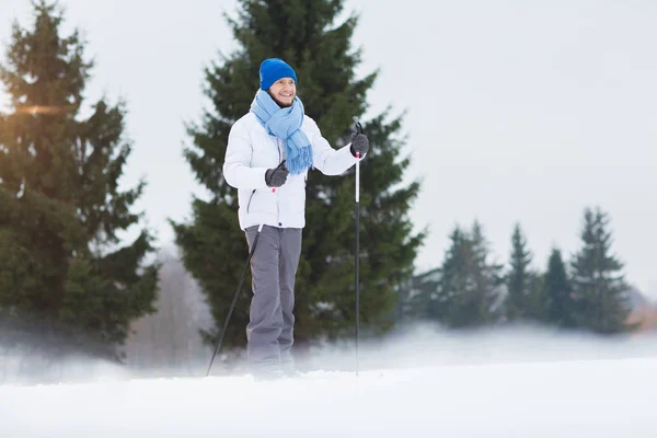 Szczęśliwy Facet Ciepłe Zimowe Activewear Ruchu Przodu Nartach Podziwiając Weekend — Zdjęcie stockowe