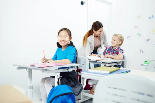 Mutlu Kız Öğrenci Öğretmeni Sınıf Arkadaşı Arka Plan Üzerinde Konuşmak — Stok fotoğraf