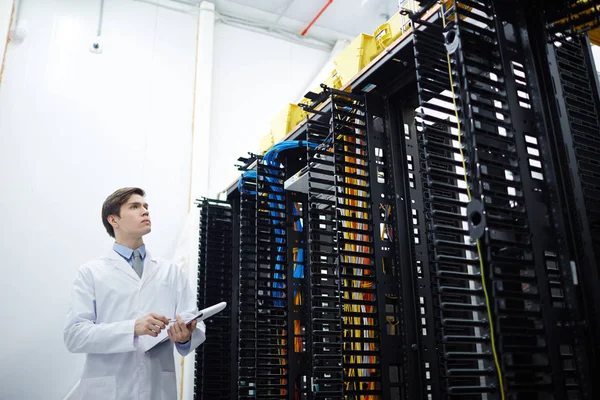 Giovane Operaio Tecnico Del Data Center Che Effettua Revisione Dell — Foto Stock