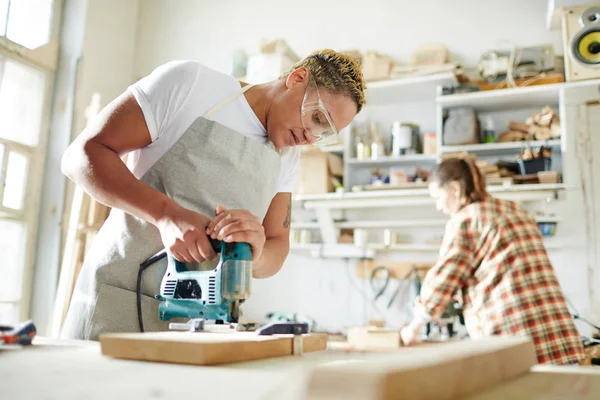 Timmerman Beschermende Brillen Zagen Van Hout Met Elektrische Handtool Werkplaats — Stockfoto