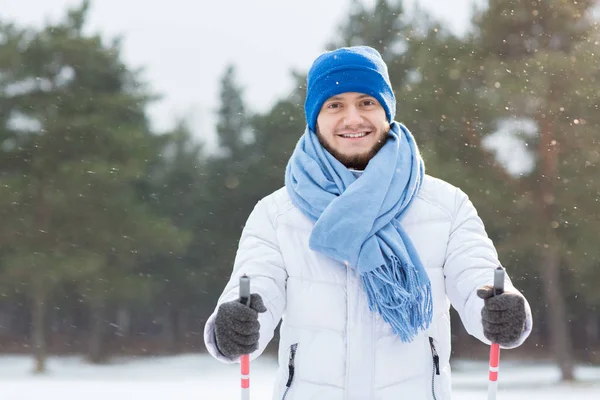 Joven Hombre Guapo Ropa Invierno Disfrutando Día Invierno Mientras Esquías — Foto de Stock