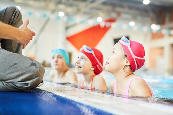 Három Schoolkids Fürdőruha Nézi Edző Víz Hallgatta Sor — Stock Fotó