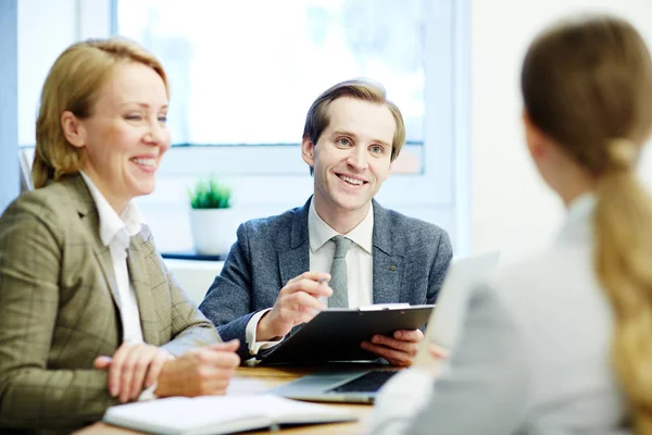 Tevreden Werkgevers Gesprek Met Een Van Aanvragers Tijdens Interview — Stockfoto