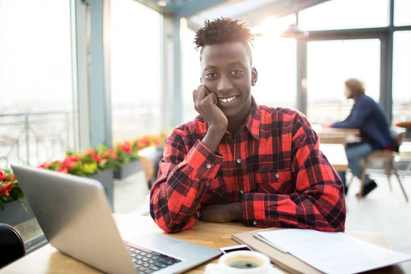 Jeune Économiste Contemporain Assis Sur Lieu Travail Regardant Caméra Tout — Photo