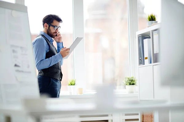 Drukke Jonge Agent Met Document Permanent Door Loket Consultng Zijn — Stockfoto