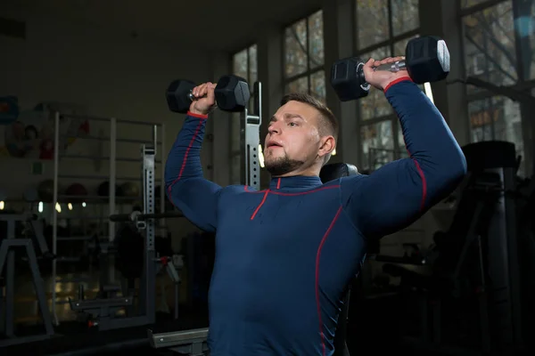 Sterke Gespierde Jongeman Sportkleding Trainen Met Halters — Stockfoto