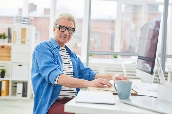 Säker Mogen Boss Casualwear Tittar Kameran Arbetsplatsen Med Datorskärm Framför — Stockfoto